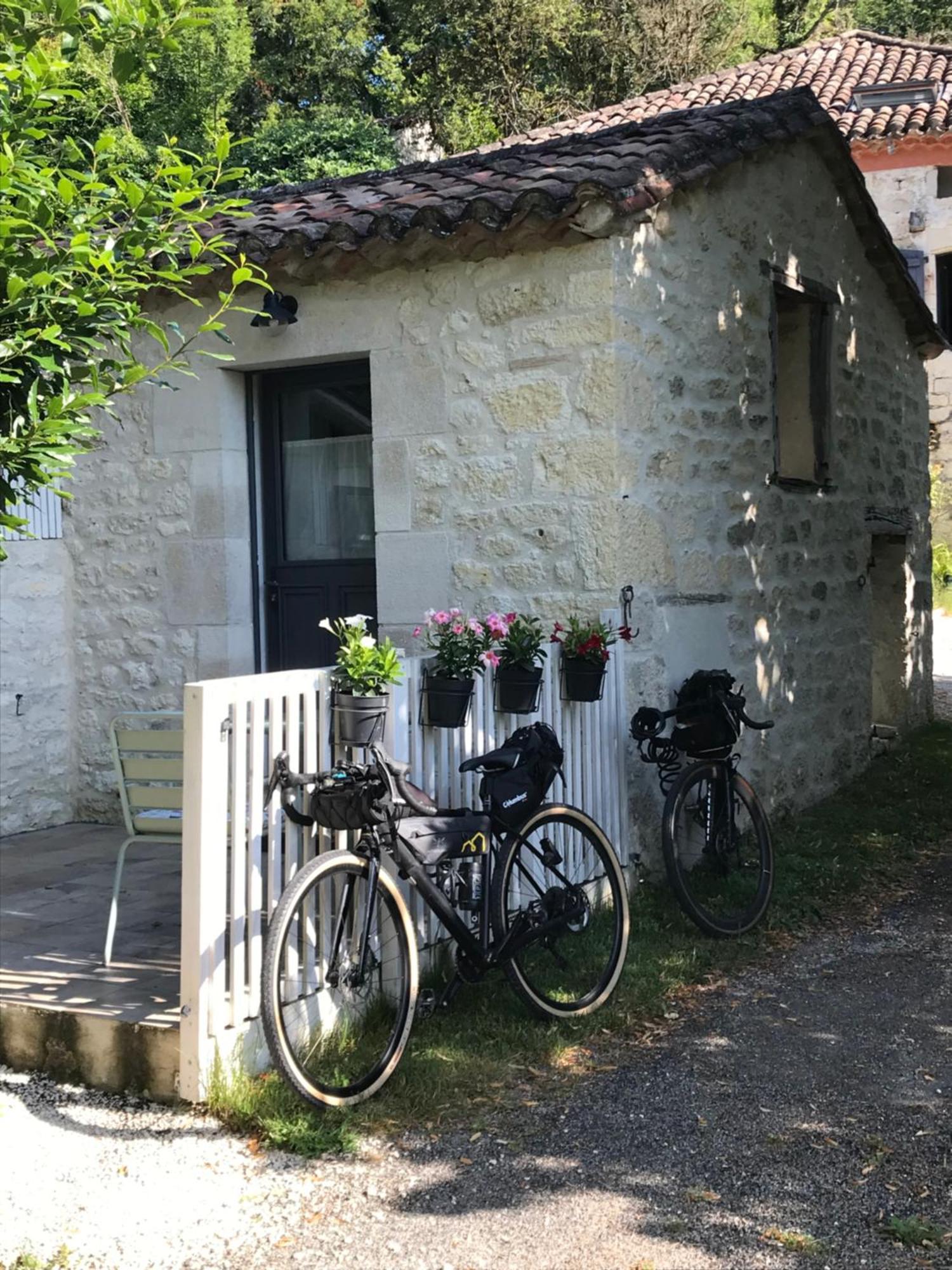 Le Val Du Pech Chantant Chambres D'Hotes Pern Esterno foto