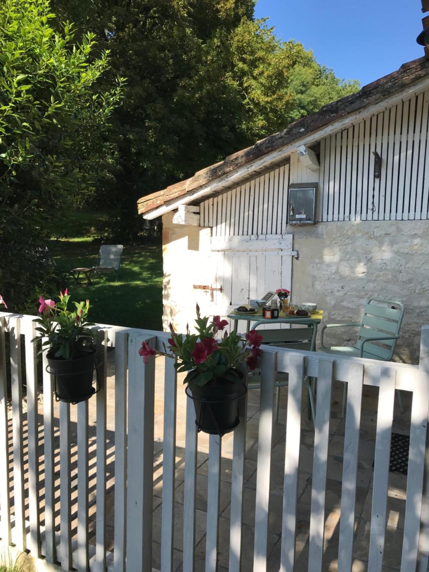 Le Val Du Pech Chantant Chambres D'Hotes Pern Esterno foto